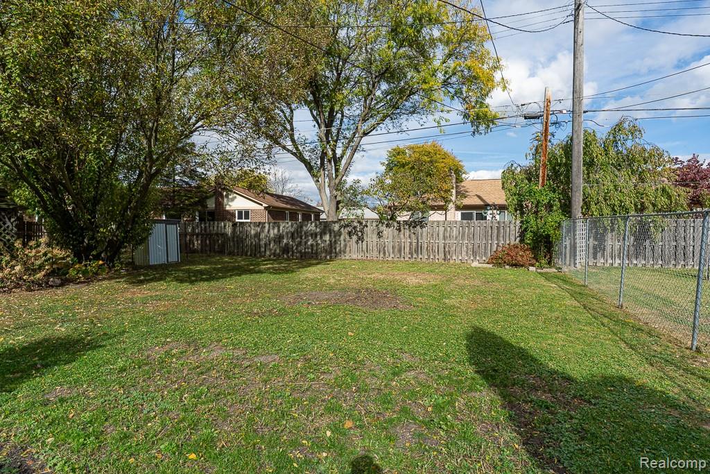 St Clair Shores City, Michigan 48082, United States, 4 Bedrooms Bedrooms, ,2 BathroomsBathrooms,Residential,Pending,237287