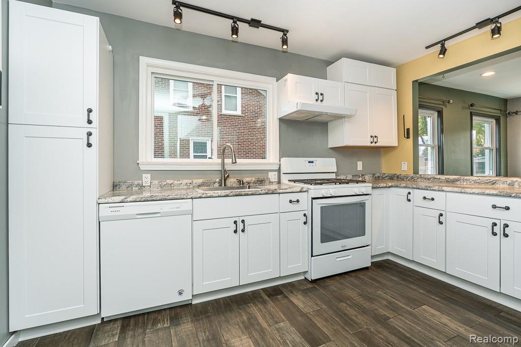 St Clair Shores City, Michigan 48082, United States, 4 Bedrooms Bedrooms, ,2 BathroomsBathrooms,Residential,Pending,237287