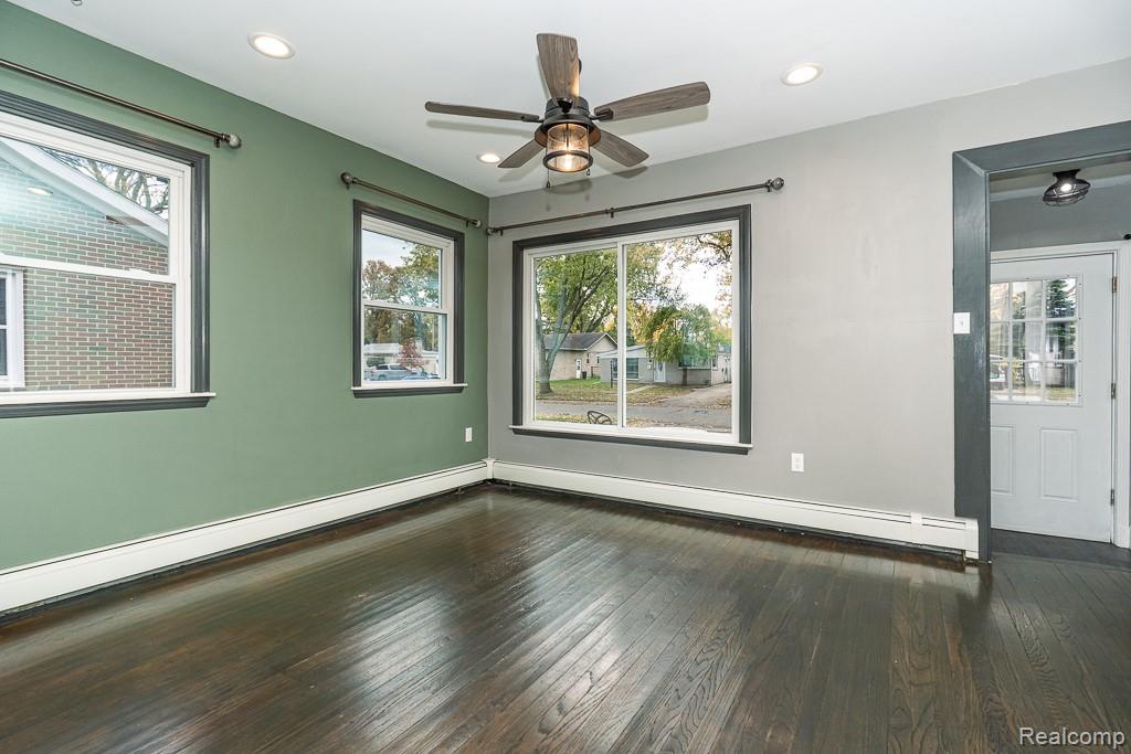 St Clair Shores City, Michigan 48082, United States, 4 Bedrooms Bedrooms, ,2 BathroomsBathrooms,Residential,Pending,237287