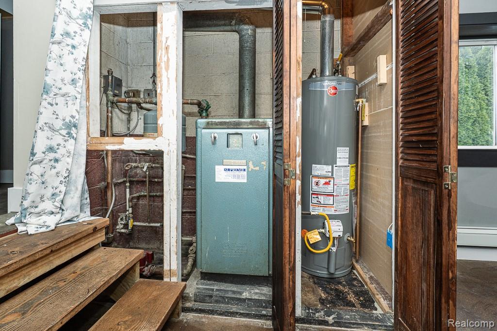 St Clair Shores City, Michigan 48082, United States, 4 Bedrooms Bedrooms, ,2 BathroomsBathrooms,Residential,Pending,237287