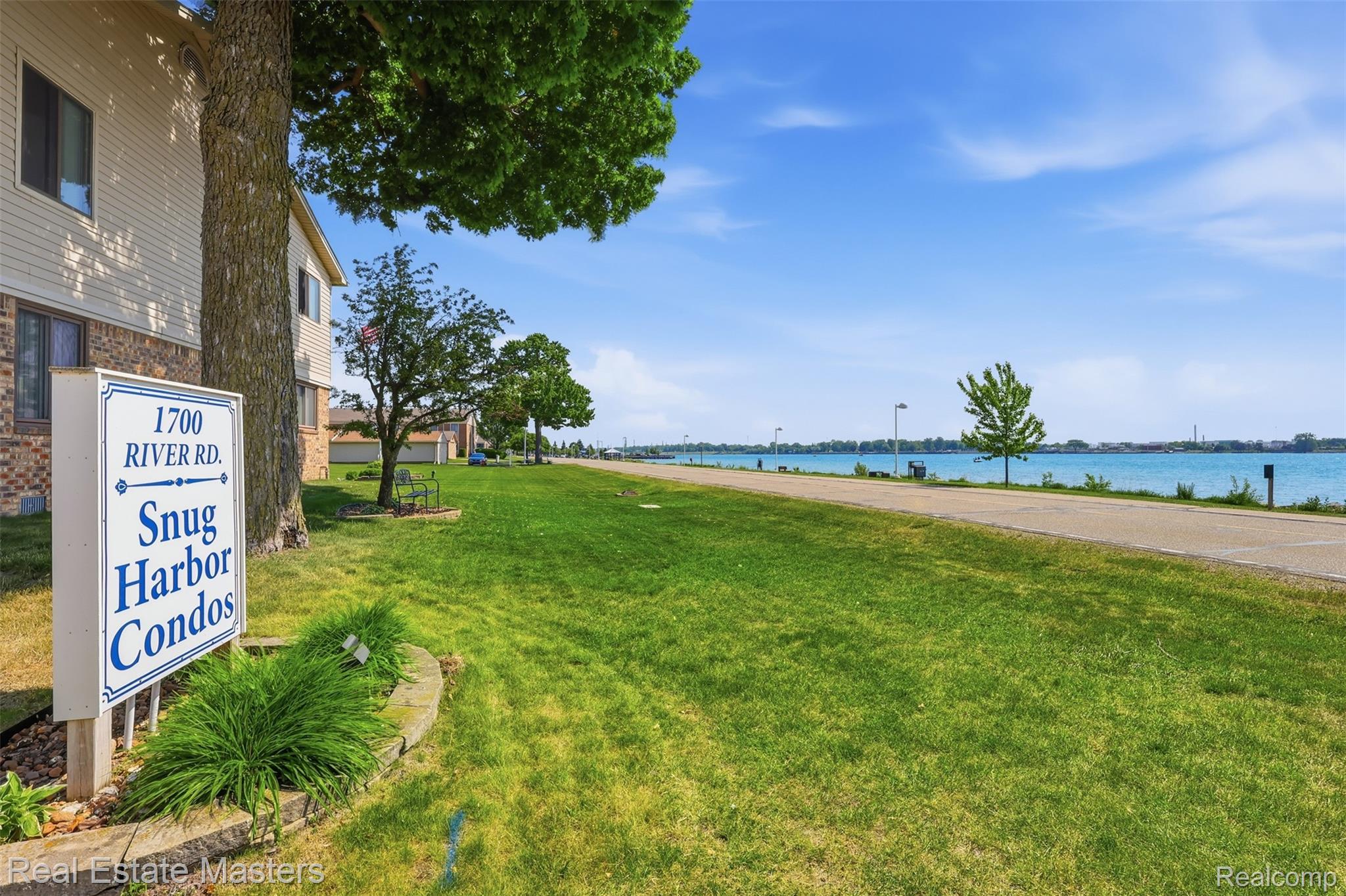 1700 River Road 8