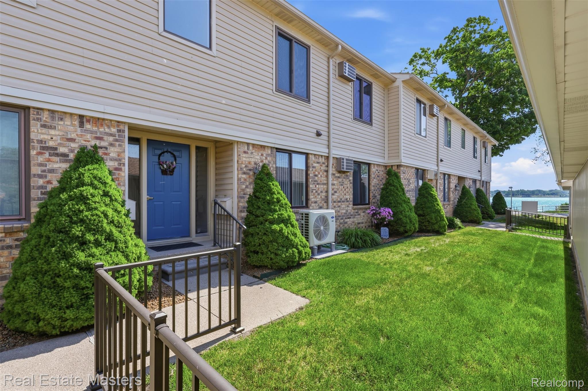 1700 River Road 8