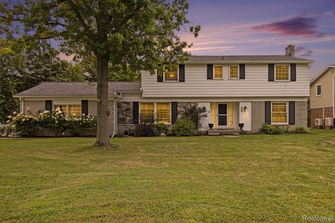 26031 Hidden Lane Grosse Ile Township MI 48138