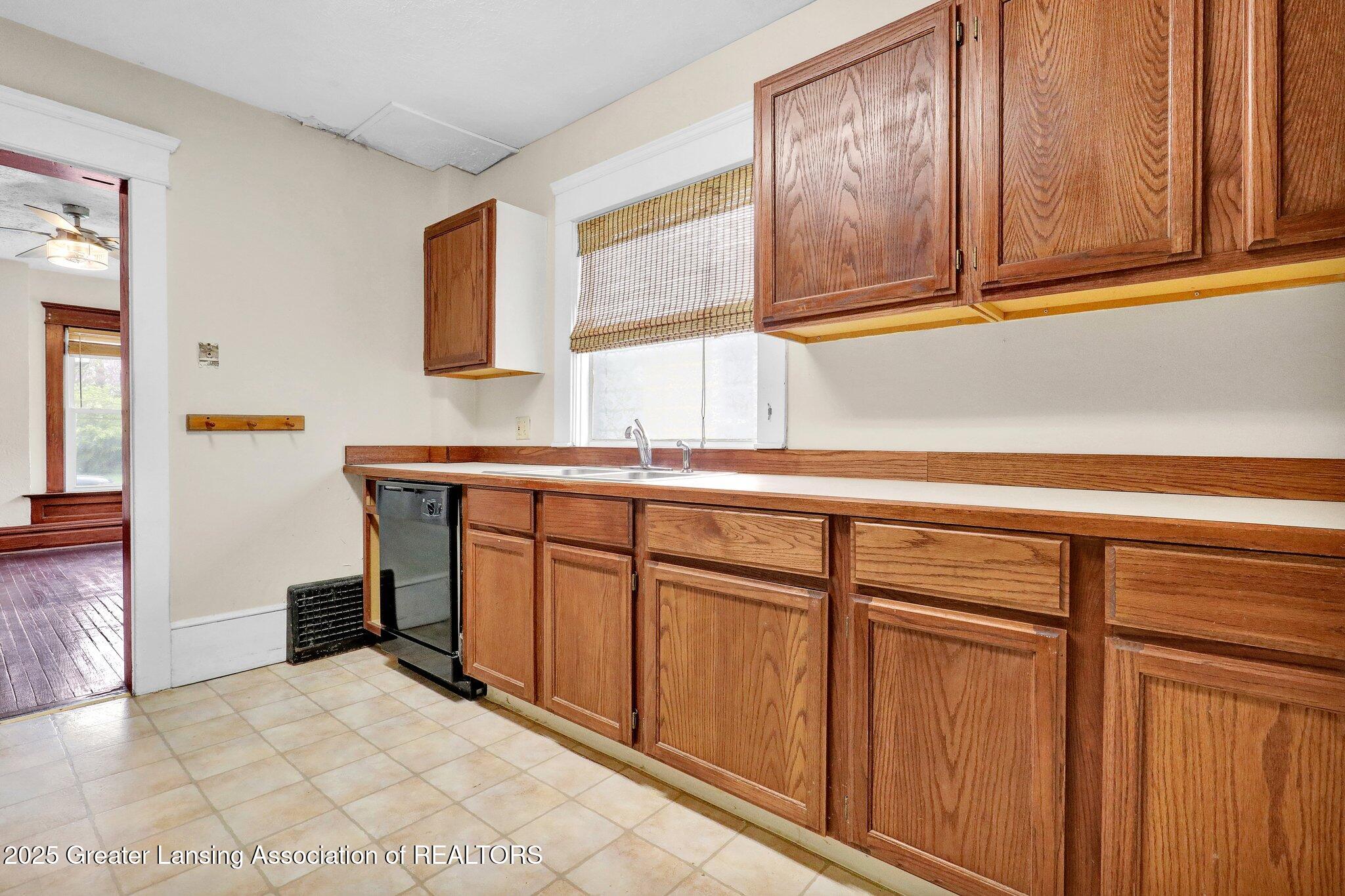 Lansing City, Michigan 48906, United States, 4 Bedrooms Bedrooms, ,2 BathroomsBathrooms,Residential,Pending,142062