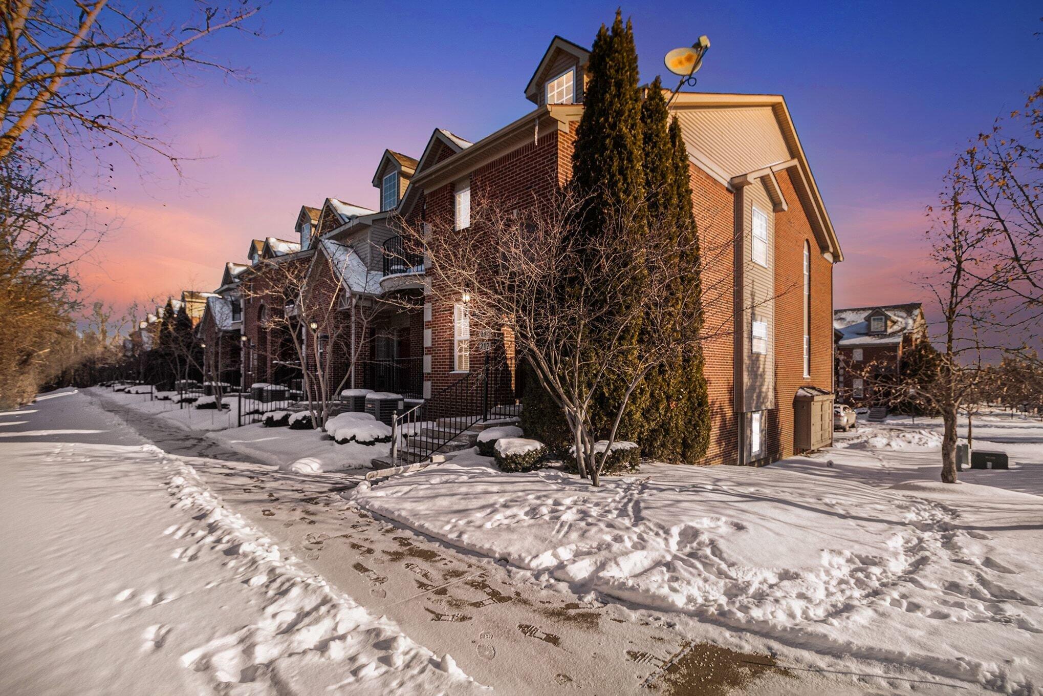 217 W Oakbrook Drive