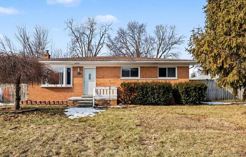 25237 Malvina Avenue Warren City MI 48089