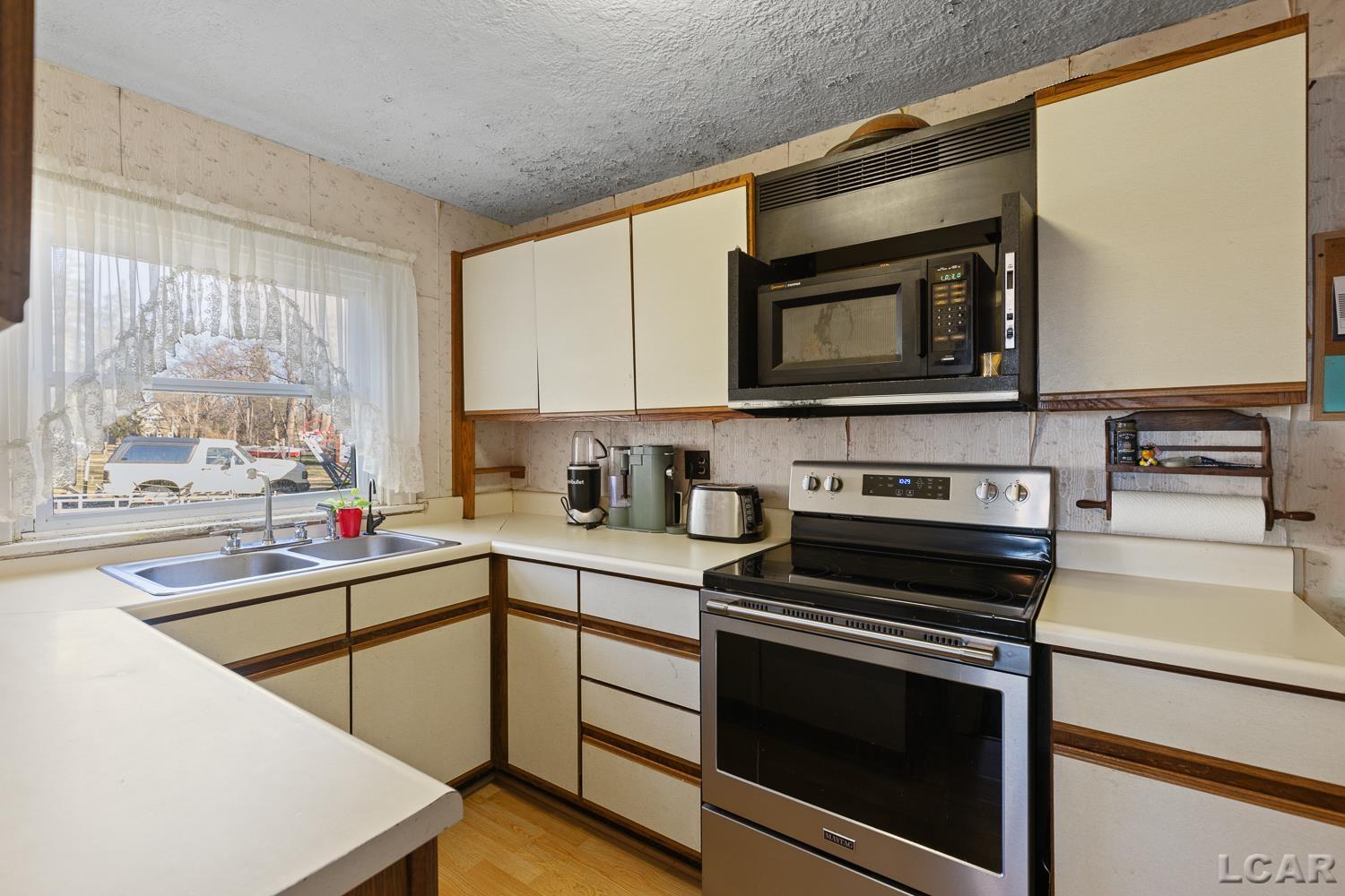 3601 , 3599 Round Lake Highway