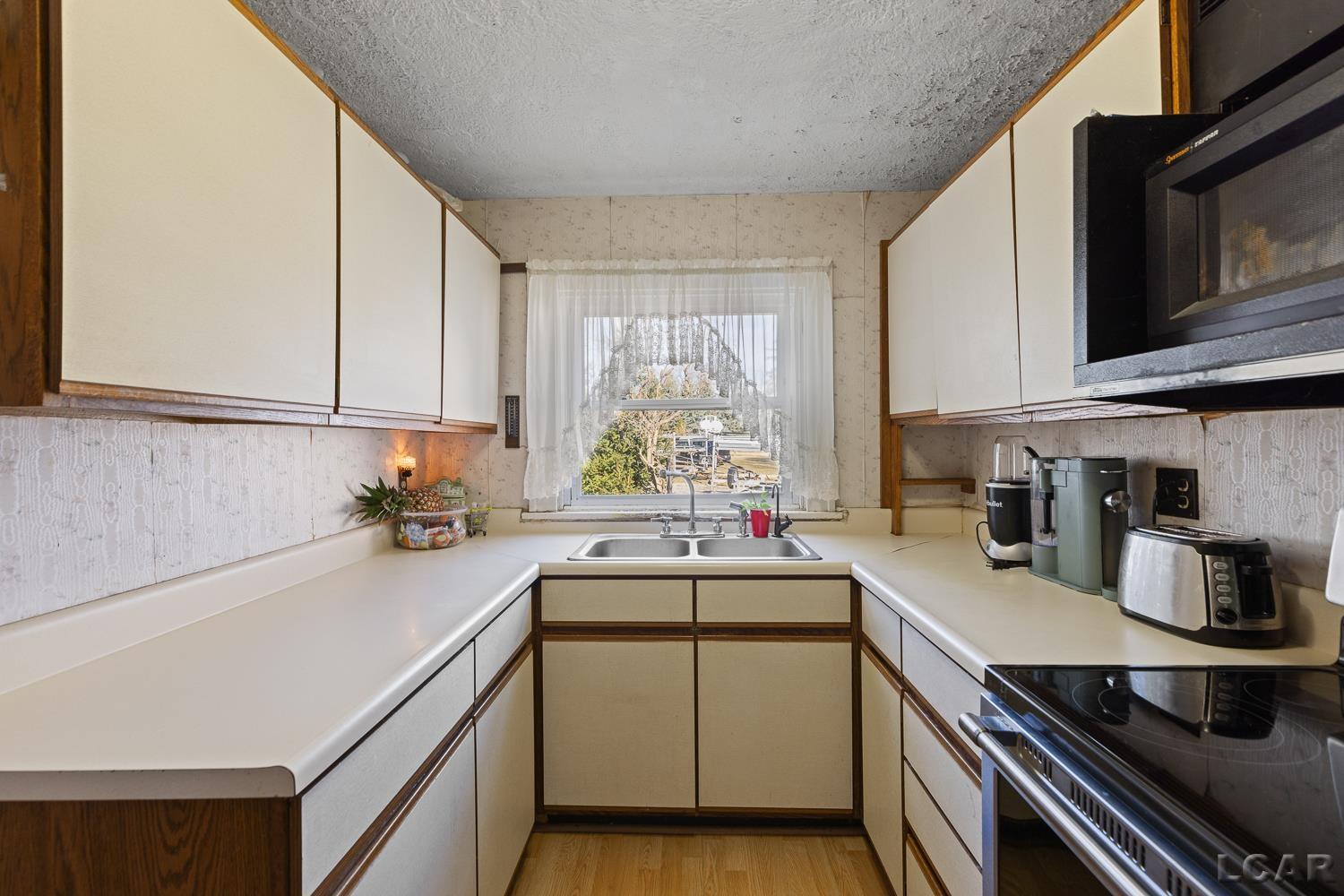 3601 , 3599 Round Lake Highway