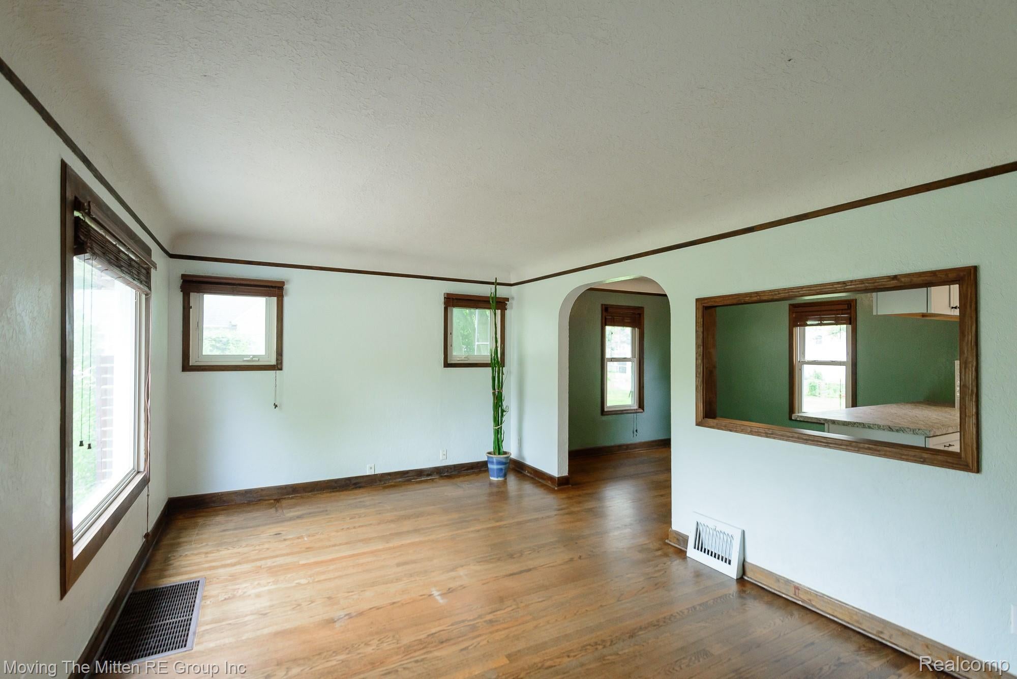 2037 Vivian Road