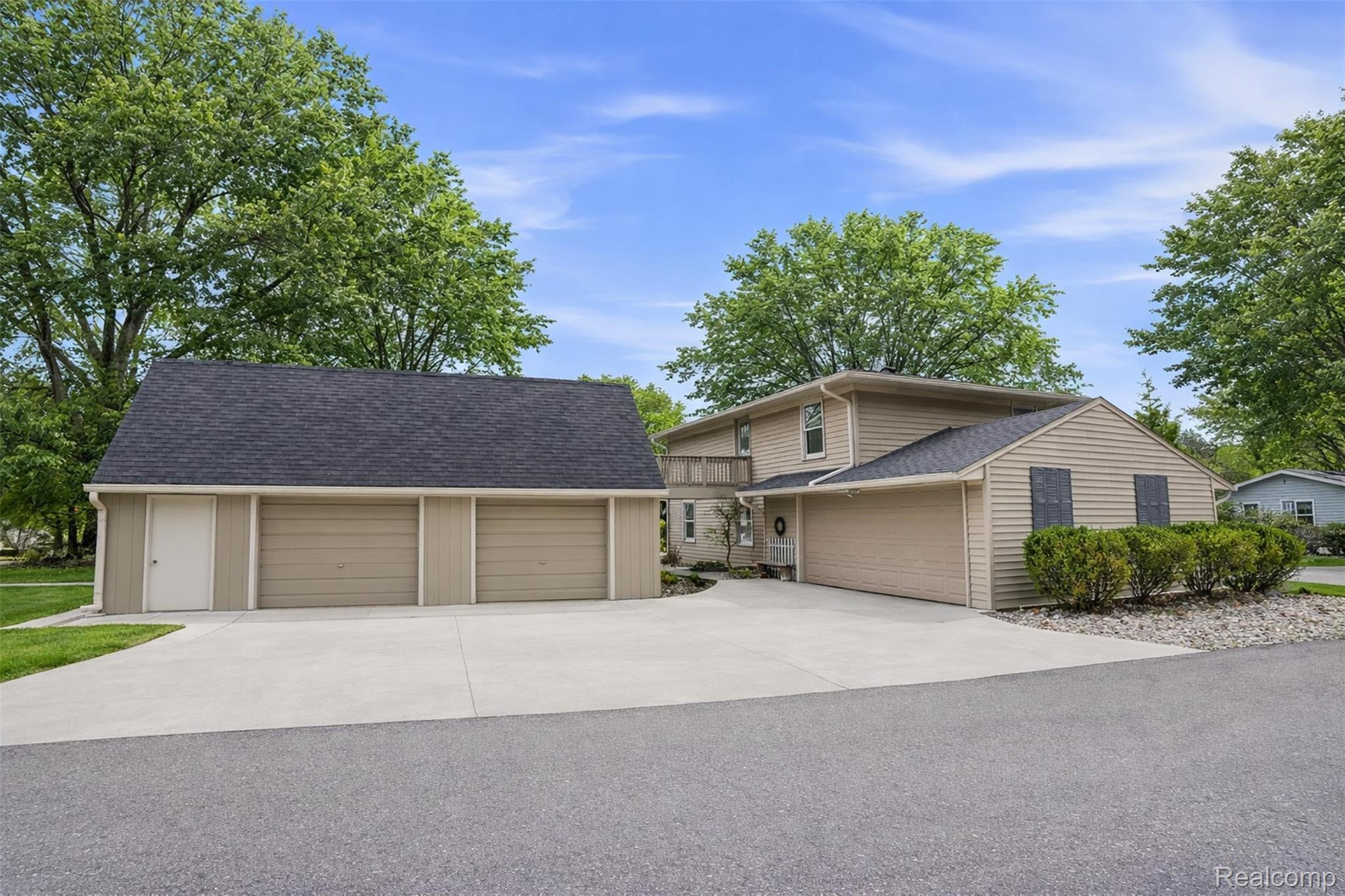 5370 Edgelake Drive