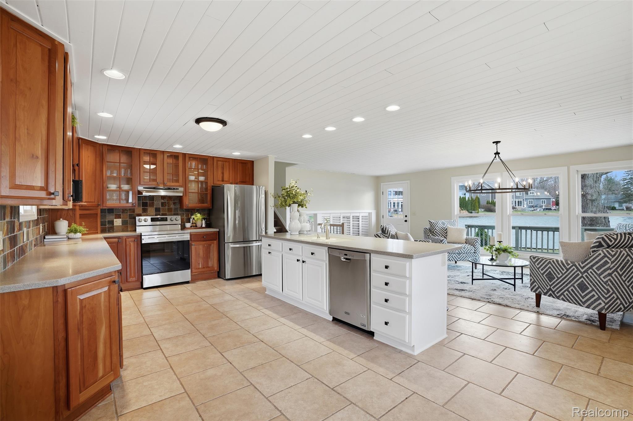 5370 Edgelake Drive