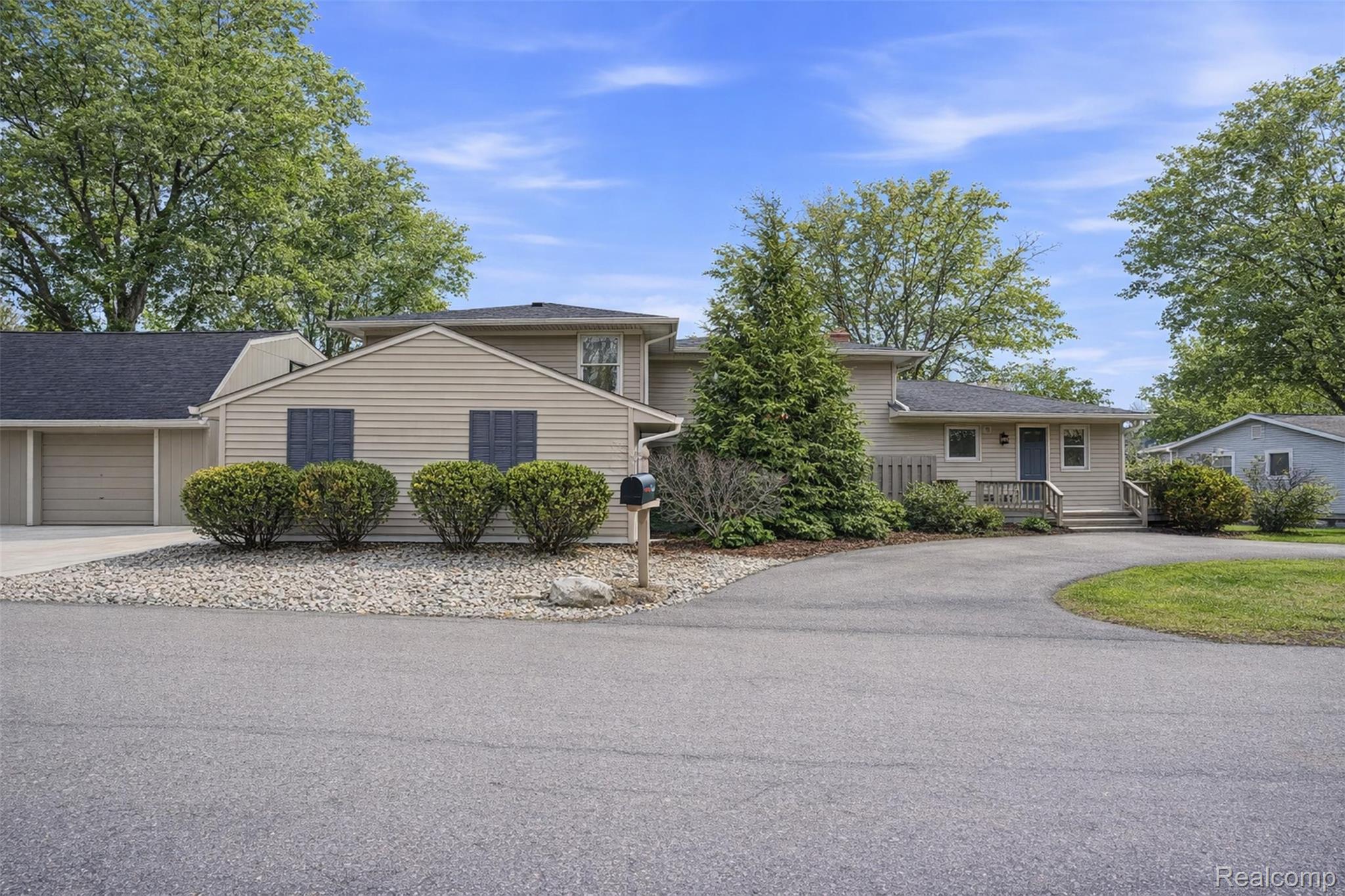 5370 Edgelake Drive