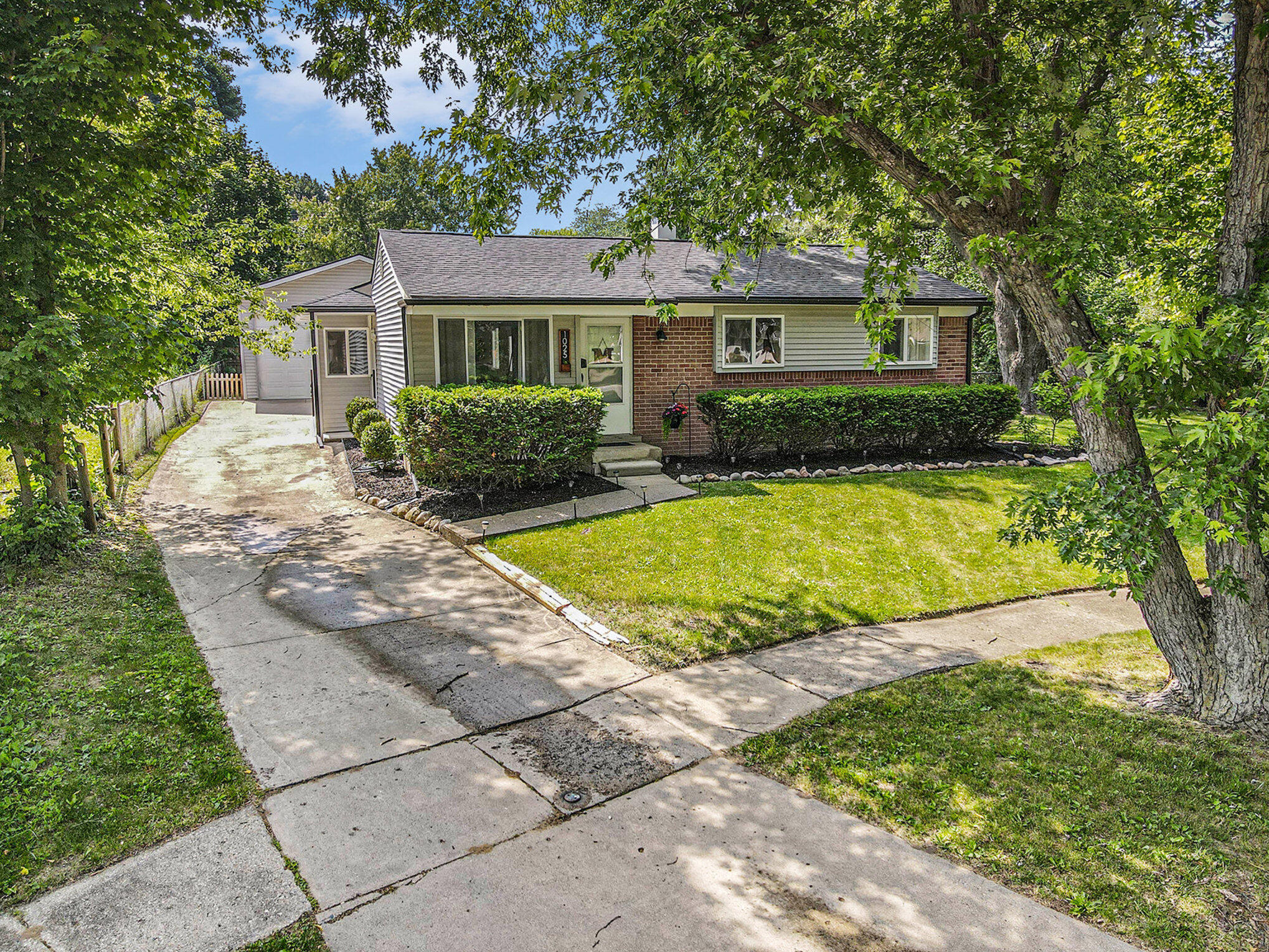 1025 Queen Court