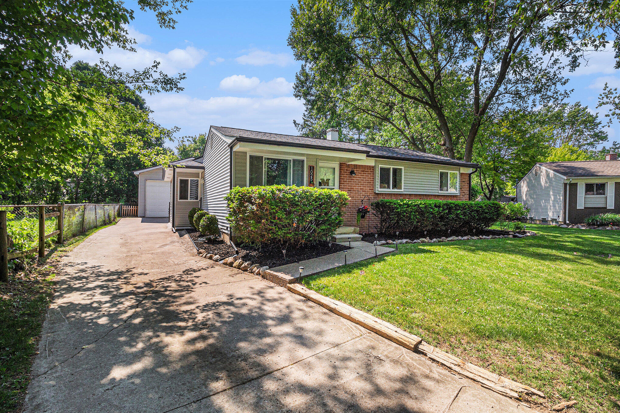 1025 Queen Court