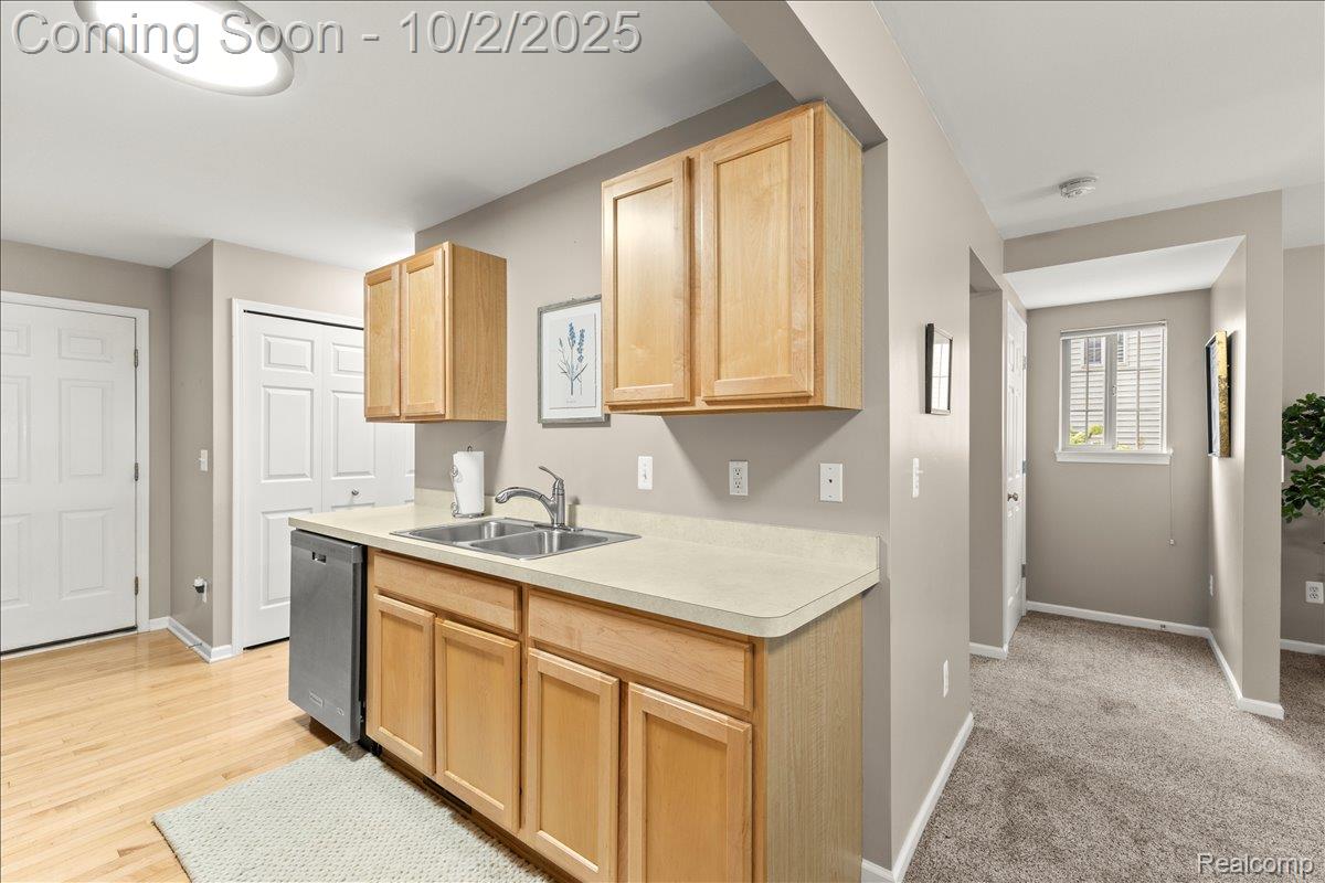 Waterford Charter Township, Michigan 48327, United States, 2 Bedrooms Bedrooms, ,3 BathroomsBathrooms,Residential,Coming Soon,218562