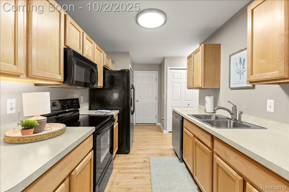 Waterford Charter Township, Michigan 48327, United States, 2 Bedrooms Bedrooms, ,3 BathroomsBathrooms,Residential,Coming Soon,218562