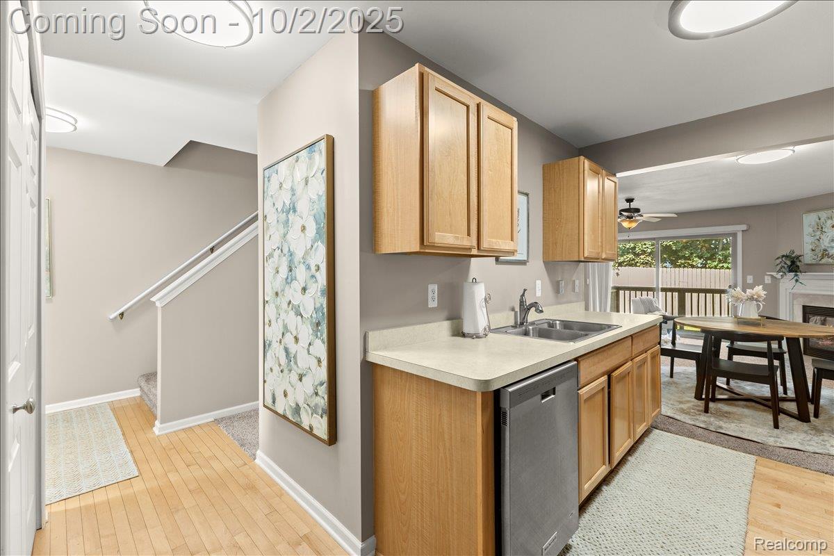 Waterford Charter Township, Michigan 48327, United States, 2 Bedrooms Bedrooms, ,3 BathroomsBathrooms,Residential,Coming Soon,218562