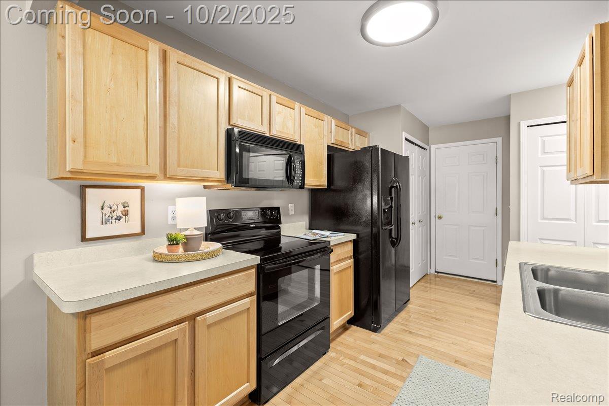 Waterford Charter Township, Michigan 48327, United States, 2 Bedrooms Bedrooms, ,3 BathroomsBathrooms,Residential,Coming Soon,218562