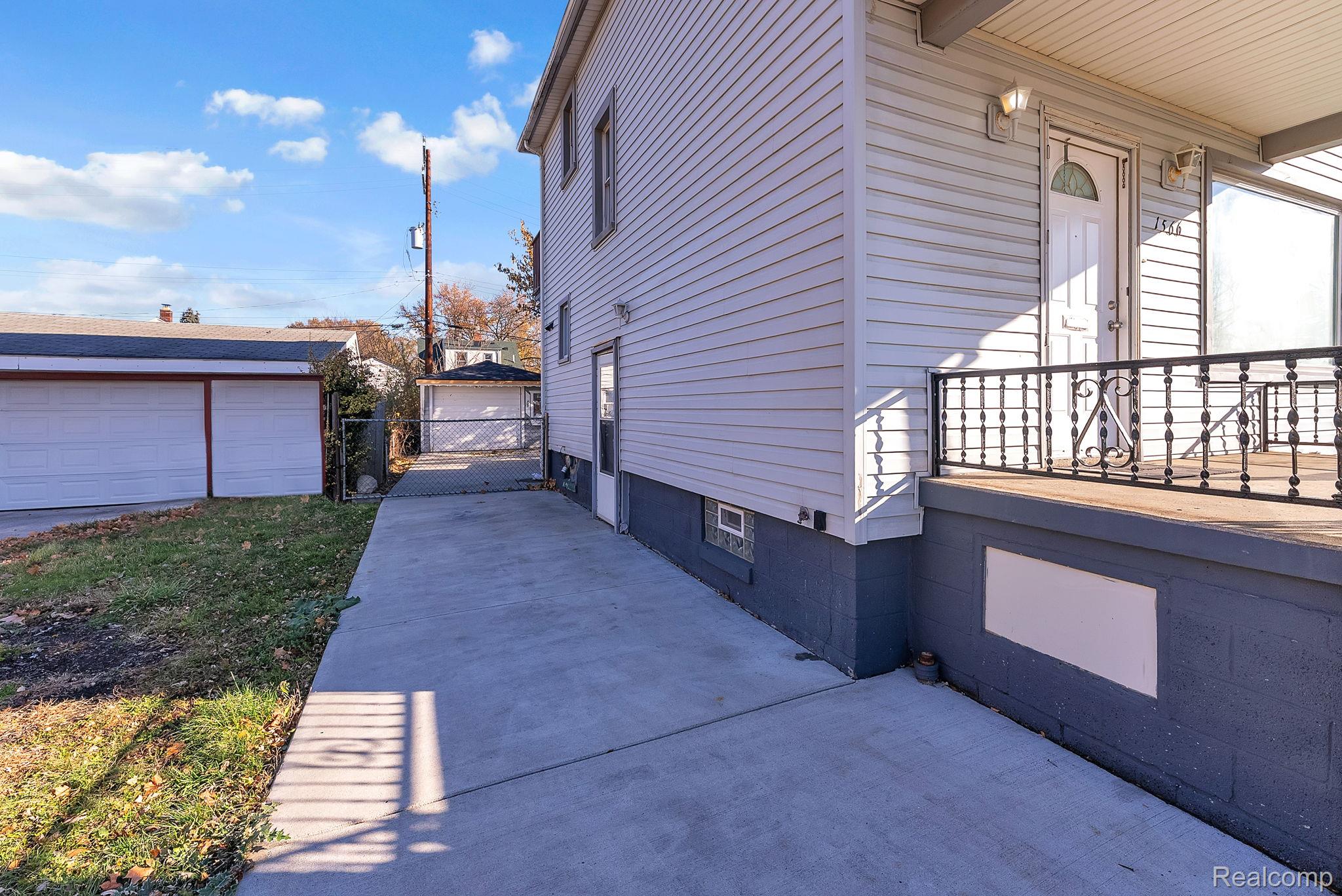 1566 University Avenue