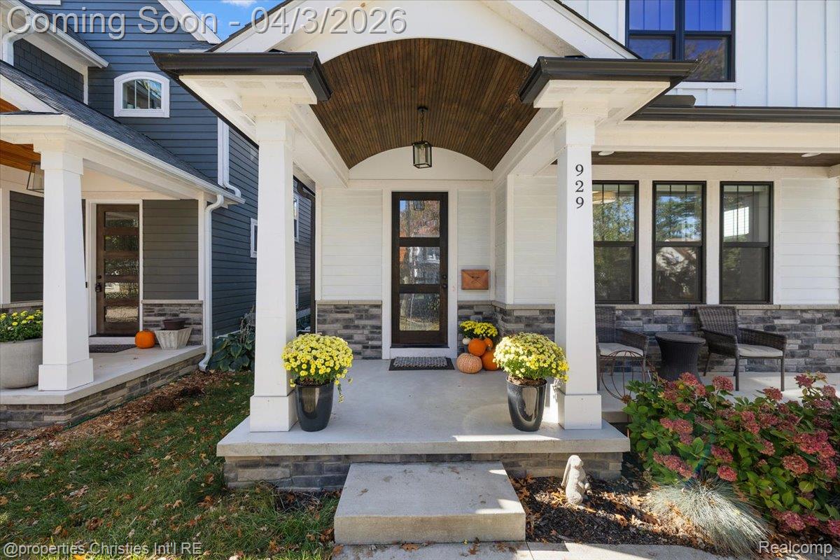 929 N Pleasant Street