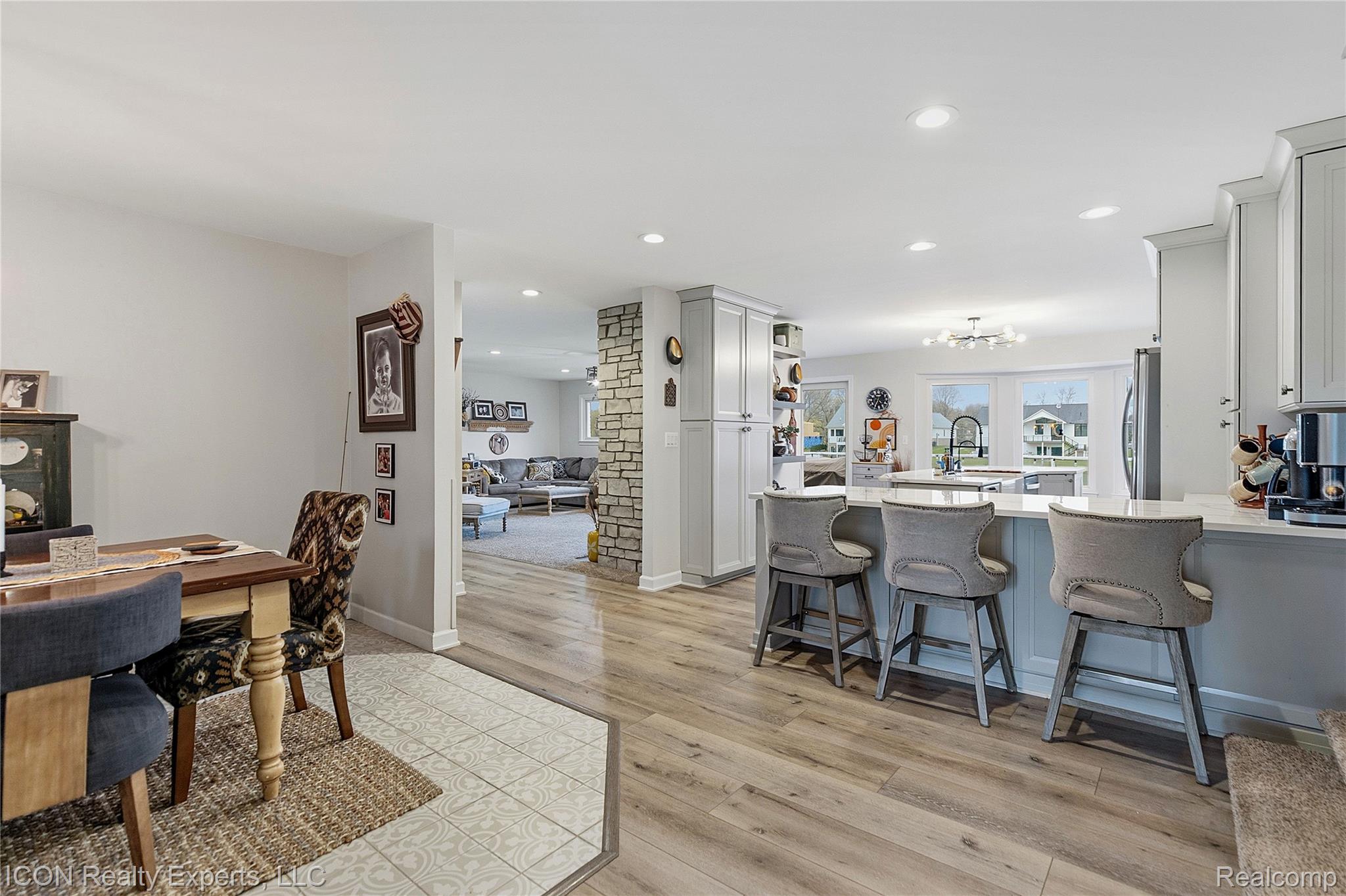 3860 E Commerce Road