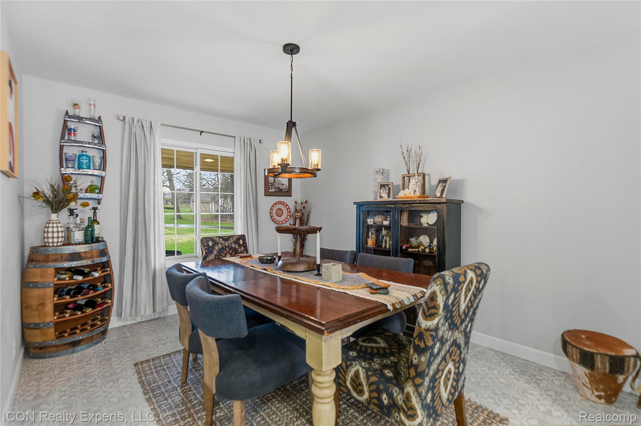 3860 E Commerce Road