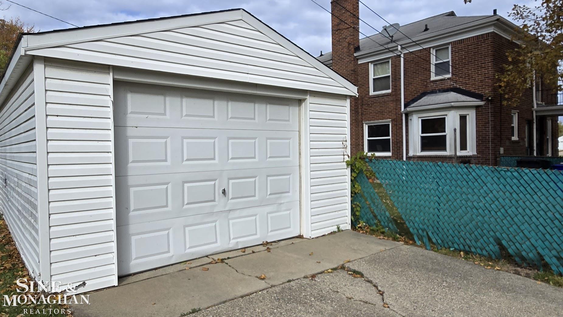 21820-28 Moross Rd Road