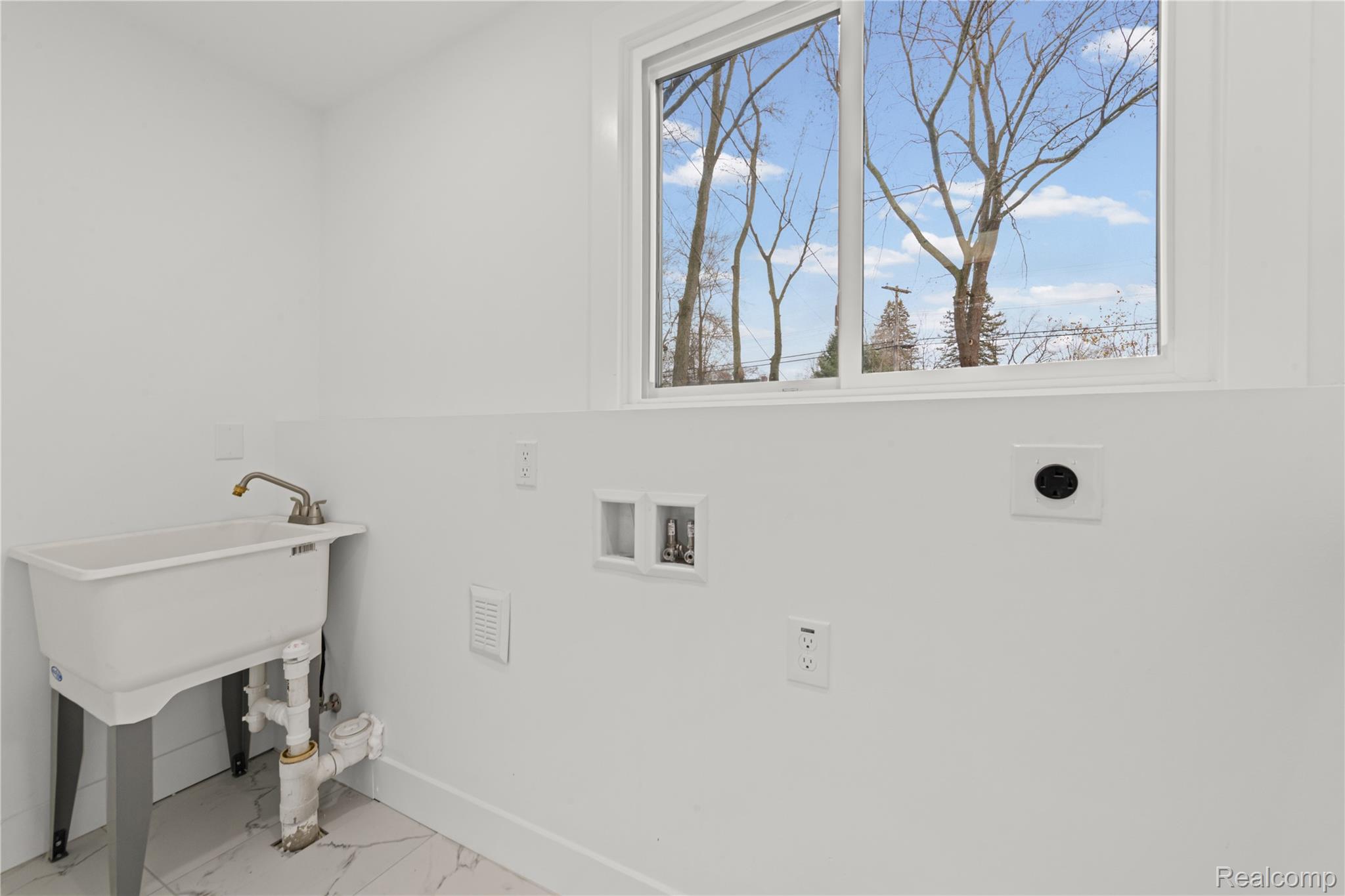 Waterford, Michigan 48329, United States, 4 Bedrooms Bedrooms, ,2 BathroomsBathrooms,Residential,Coming Soon,249363