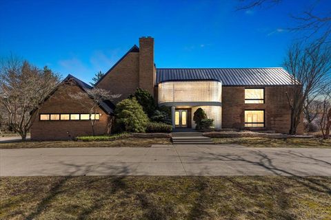 A home in BloomfieldCharterTownship_Oakland