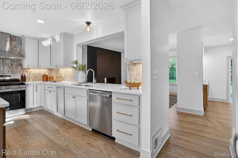 Tiny photo for 2141 Hickory Leaf Court N, Rochester Hills City, MI 48309 (MLS # 20261039371)