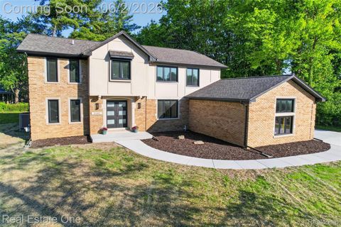 Tiny photo for 2141 Hickory Leaf Court N, Rochester Hills City, MI 48309 (MLS # 20261039371)