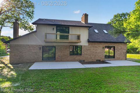 Tiny photo for 2141 Hickory Leaf Court N, Rochester Hills City, MI 48309 (MLS # 20261039371)