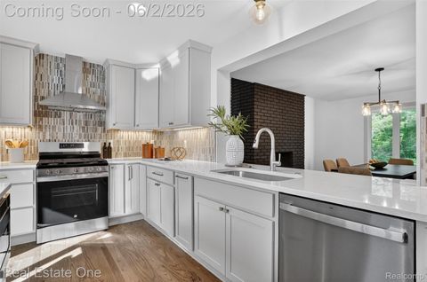 Tiny photo for 2141 Hickory Leaf Court N, Rochester Hills City, MI 48309 (MLS # 20261039371)
