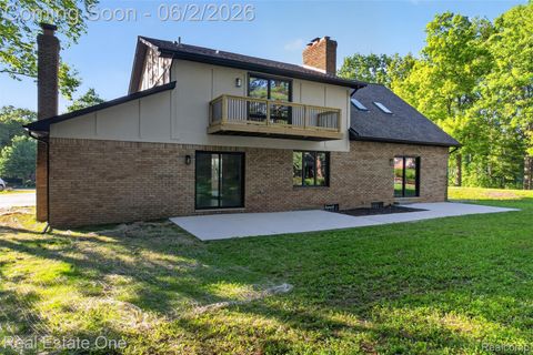 Tiny photo for 2141 Hickory Leaf Court N, Rochester Hills City, MI 48309 (MLS # 20261039371)