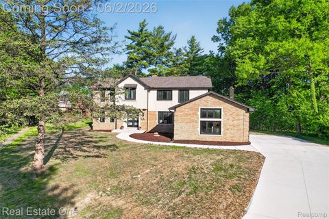 Tiny photo for 2141 Hickory Leaf Court N, Rochester Hills City, MI 48309 (MLS # 20261039371)
