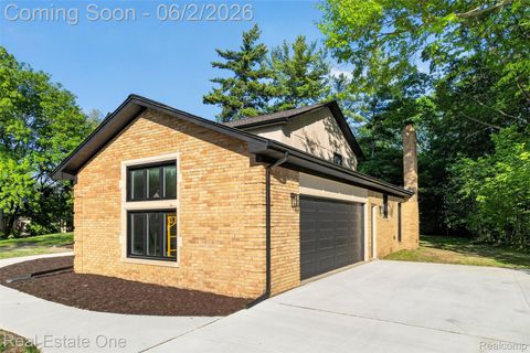 Tiny photo for 2141 Hickory Leaf Court N, Rochester Hills City, MI 48309 (MLS # 20261039371)