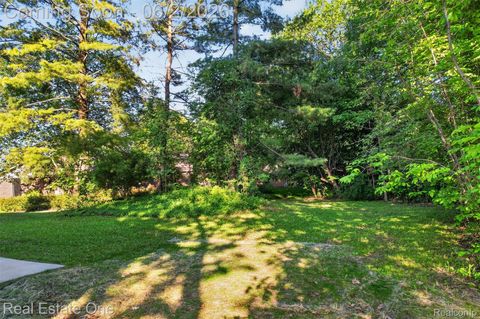 Tiny photo for 2141 Hickory Leaf Court N, Rochester Hills City, MI 48309 (MLS # 20261039371)