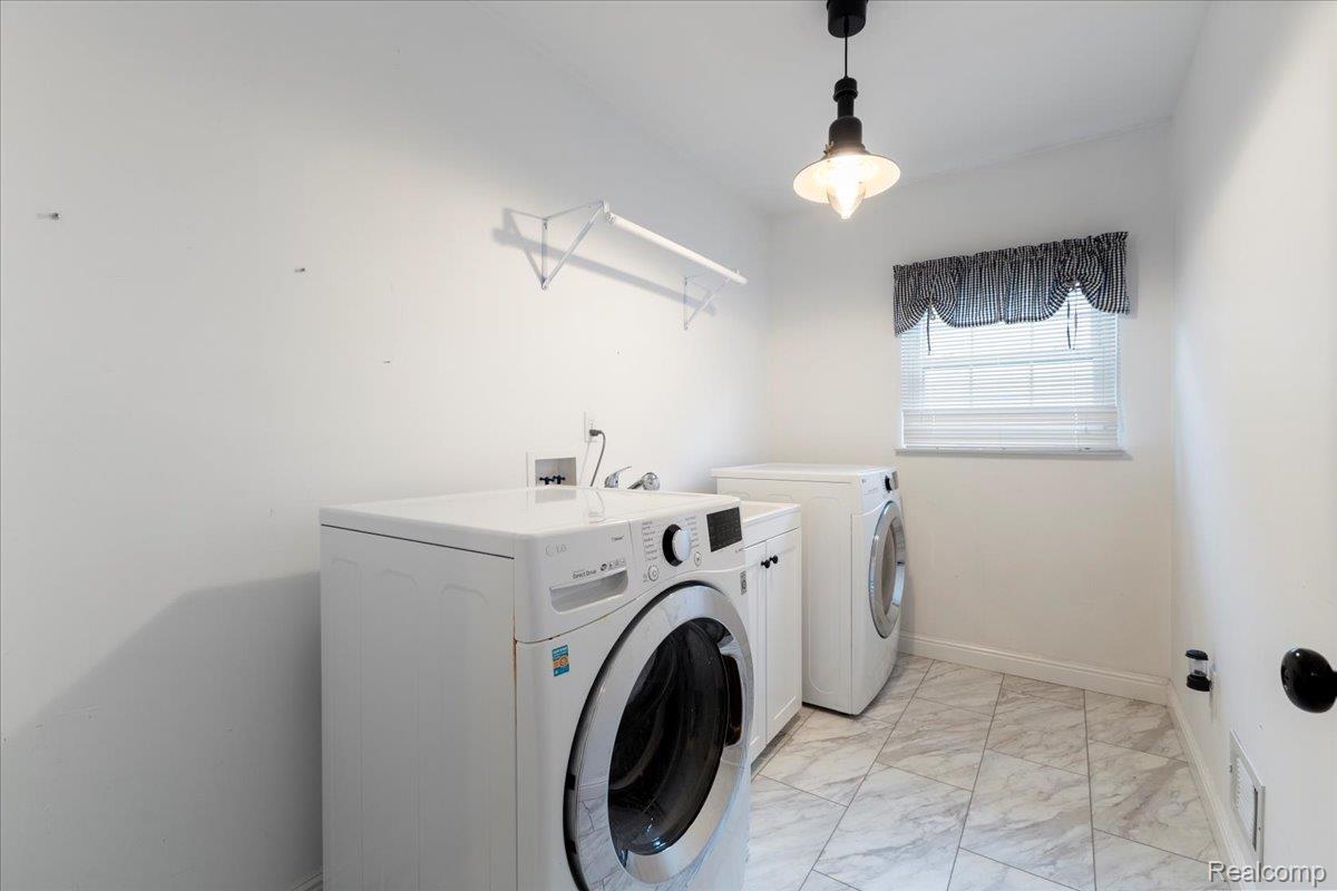 Waterford Charter Township, Michigan 48329, United States, 5 Bedrooms Bedrooms, ,4 BathroomsBathrooms,Residential,Active,154872