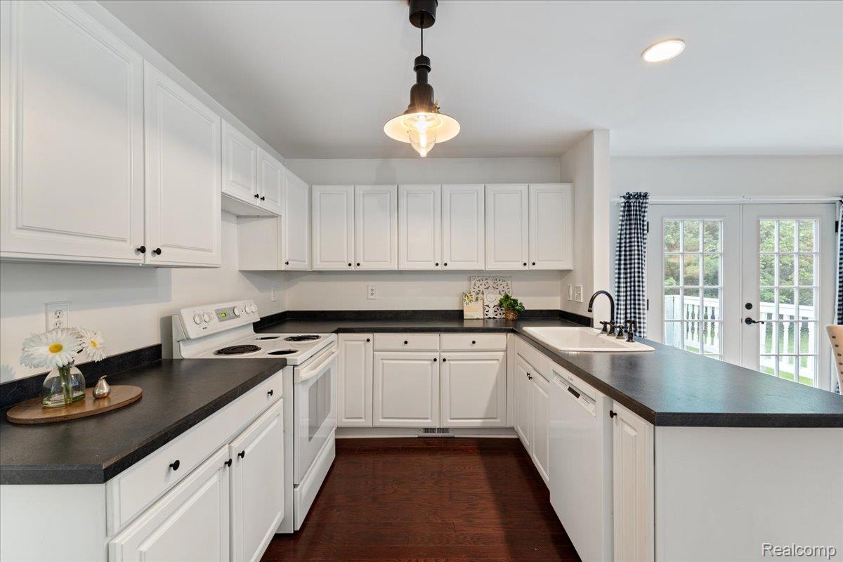 Waterford Charter Township, Michigan 48329, United States, 5 Bedrooms Bedrooms, ,4 BathroomsBathrooms,Residential,Active,154872