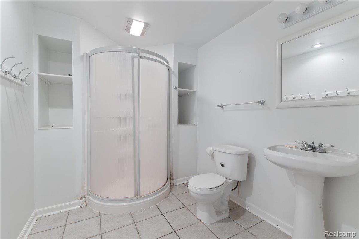 Waterford Charter Township, Michigan 48329, United States, 5 Bedrooms Bedrooms, ,4 BathroomsBathrooms,Residential,Active,154872