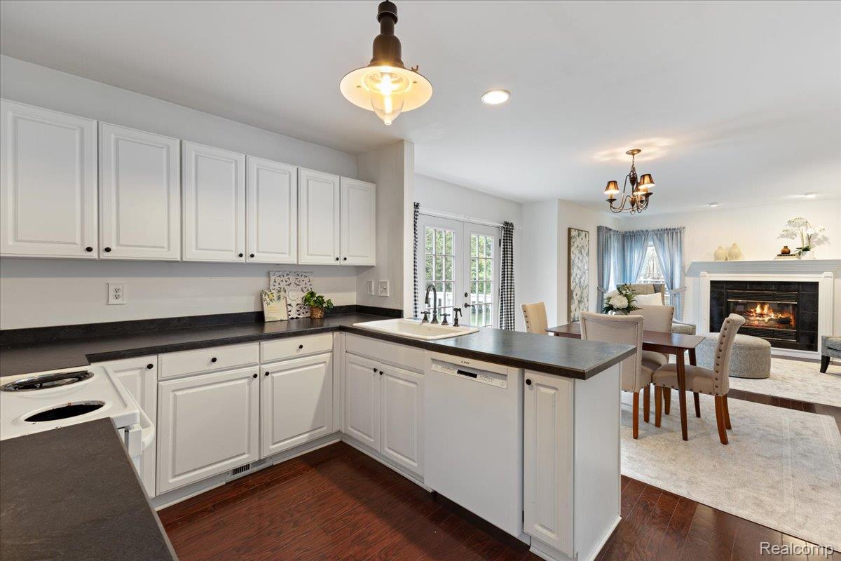 Waterford Charter Township, Michigan 48329, United States, 5 Bedrooms Bedrooms, ,4 BathroomsBathrooms,Residential,Active,154872