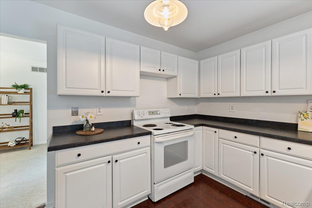 Waterford Charter Township, Michigan 48329, United States, 5 Bedrooms Bedrooms, ,4 BathroomsBathrooms,Residential,Active,154872