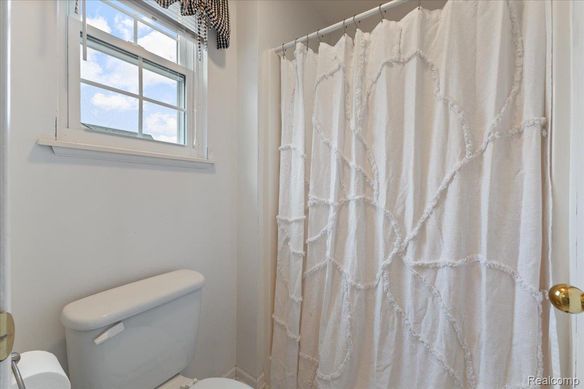 Waterford Charter Township, Michigan 48329, United States, 5 Bedrooms Bedrooms, ,4 BathroomsBathrooms,Residential,Active,154872