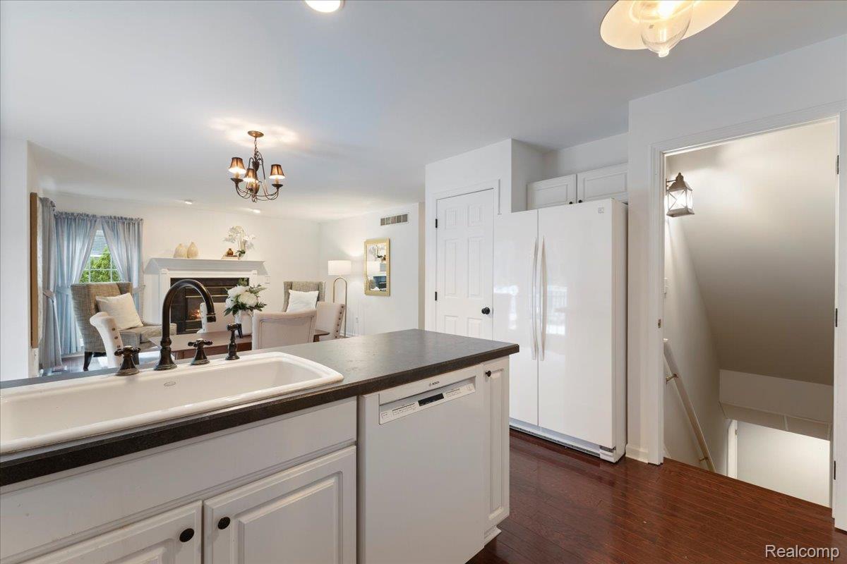 Waterford Charter Township, Michigan 48329, United States, 5 Bedrooms Bedrooms, ,4 BathroomsBathrooms,Residential,Active,154872