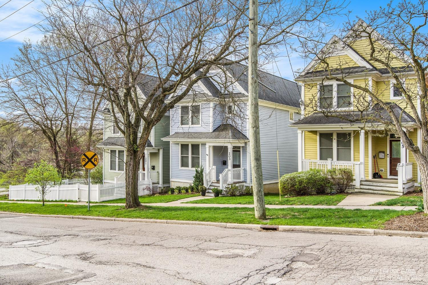 203 W Summit Street