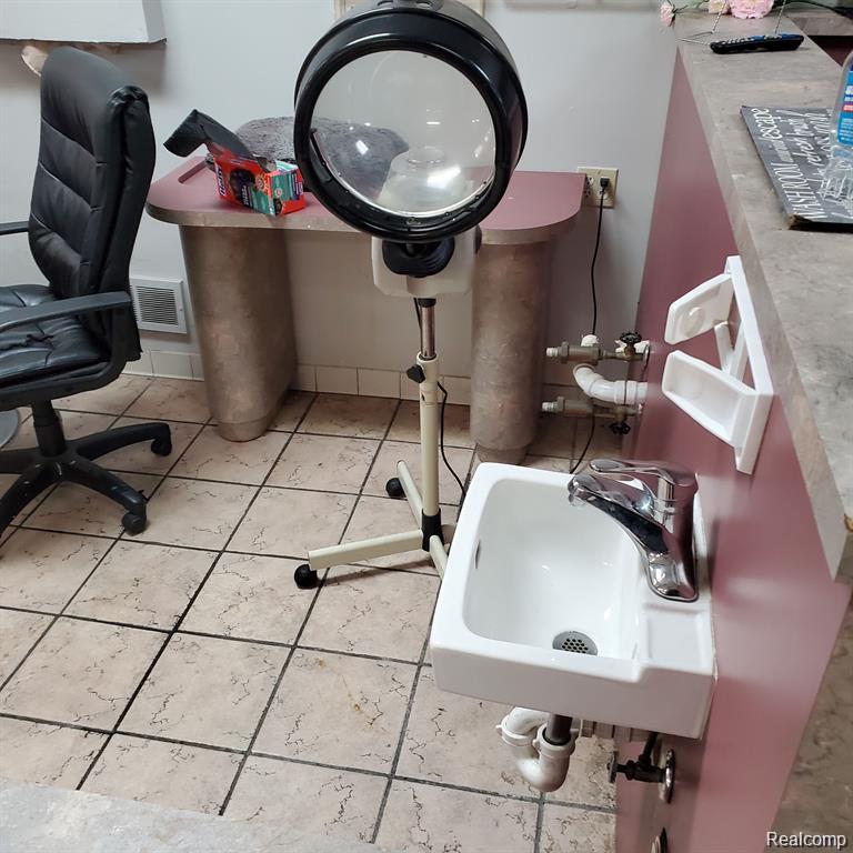 9646 GREENFIELD Road