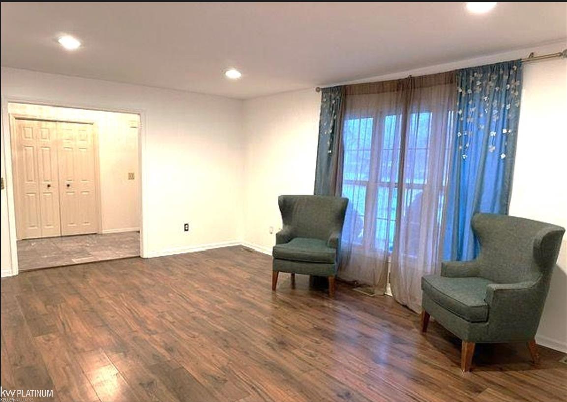 26528 FARMINGTON Dr Avenue