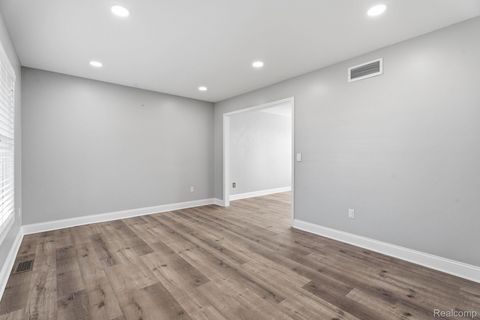 Tiny photo for 425 Lakes Edge Drive, Oxford Village, MI 48371 (MLS # 20261014598)