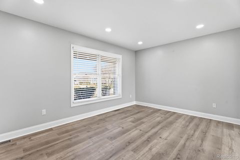 Tiny photo for 425 Lakes Edge Drive, Oxford Village, MI 48371 (MLS # 20261014598)