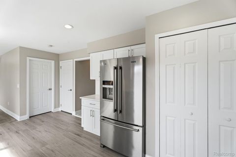 Tiny photo for 425 Lakes Edge Drive, Oxford Village, MI 48371 (MLS # 20261014598)